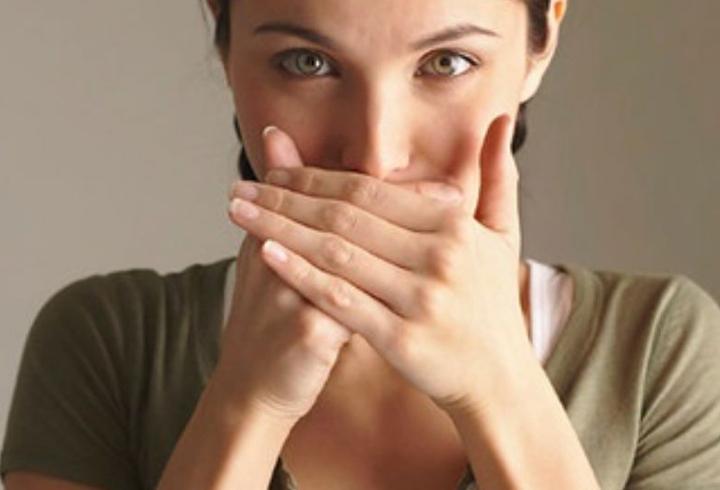 Девушка закрывает рот