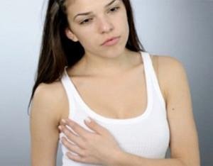 Девушка держится за грусть