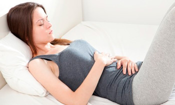 поза пострадавшего при угнетении сознания — горизонтально, приподняв ноги